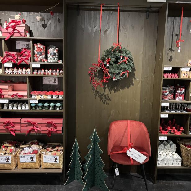 Die Innenaufnahme zeigt den neuen Søstrene Grene Store in Wien:  Der Shop ist bereits weihnachtlich dekoriert.