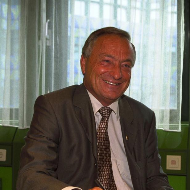 Mann mit Anzug an einem Schreibtisch