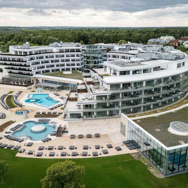 Eine Hotelanlage von oben 