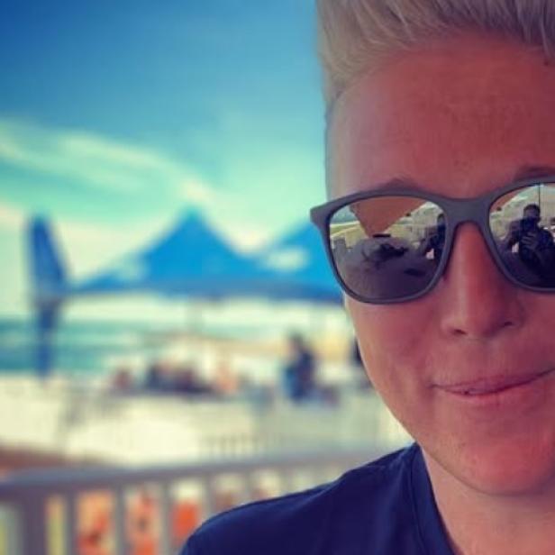 TV-Köchin Mynie Steffens mit Sonnenbrille, trägt ein schwarzes T-Shirt.