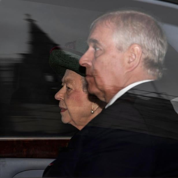 Königin Elisabeth II. und Prinz Andrew sitzen im Auto, beide blicken aus dem Fenster.