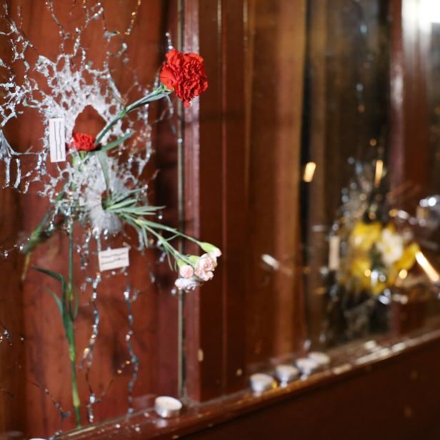 Eine Blume am Tatort erinnert an die Toten