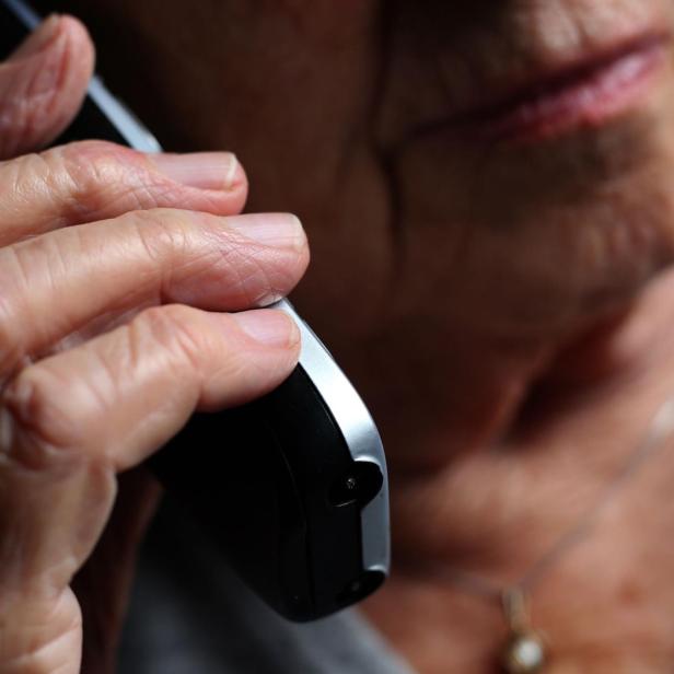 Ältere Frau hält ein Handy ans Ohr