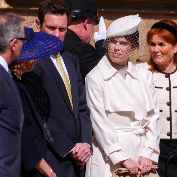 Mehrere Personen, darunter Prinzessin Eugenie und Sarah Ferguson, stehen draußen.