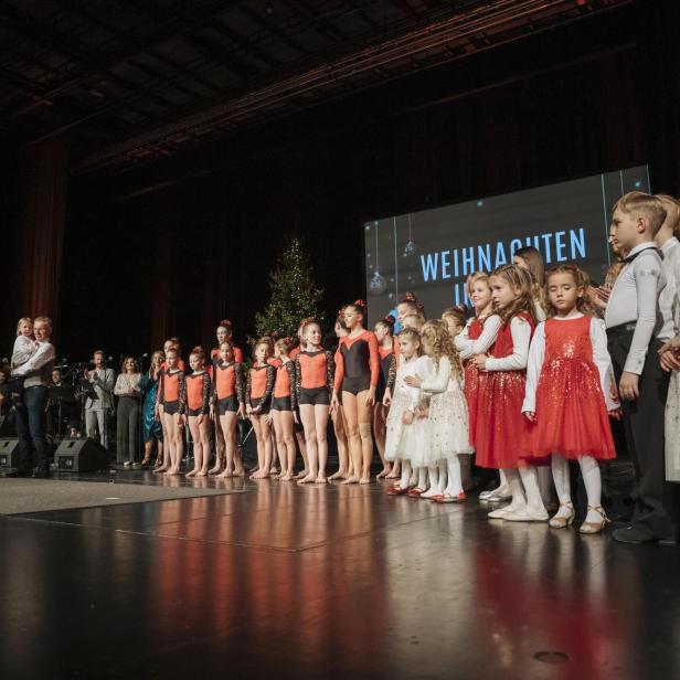 Eine Gruppe von Kindern steht auf einer Bühne im Rahmen der Gerberhaus Weihnachtsgala