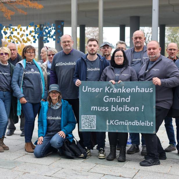 Mehrere Personen vom Verein "LK Gmünd bleibt" stehen vor dem Landtag und halten ein Transparent, auf dem "Unser Krankenhaus Gmünd muss bleiben!" zu lesen ist.