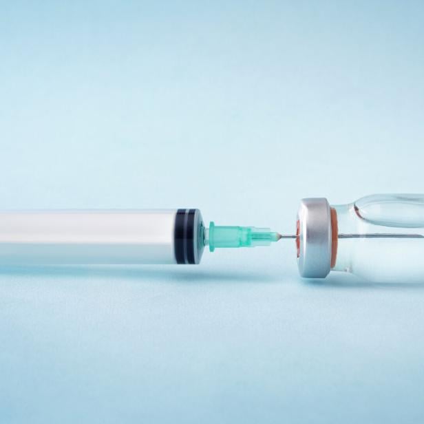 Spritze wird in Serum aufgezogen