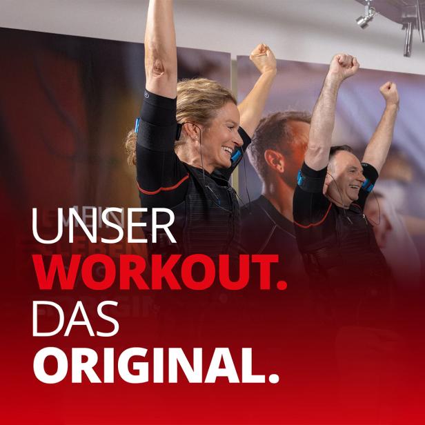 Drei Personen recken die Hände in die Höhe vor Freude. 