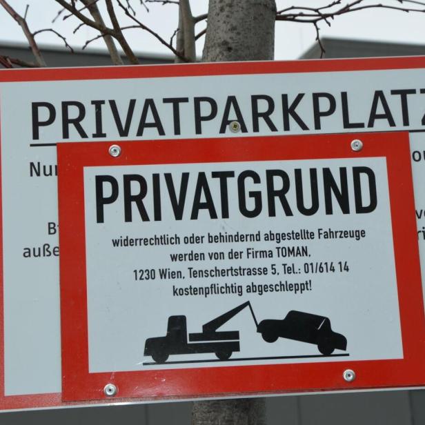 2 Schilder "Privatparkplatz" hintereinander