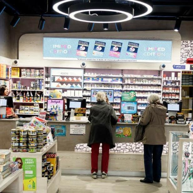 Man sieht den Verkaufsraum einer Trafik.