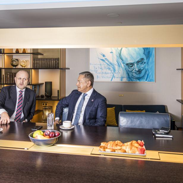 Norbert Kettner und Sherrif Karamat sitzen bei einem gemeinsamem Interview im Hilton an einem Tisch.