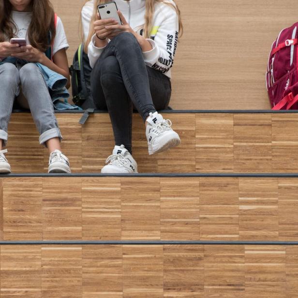 ++ ARCHIVBILD ++ Handys an Schulen