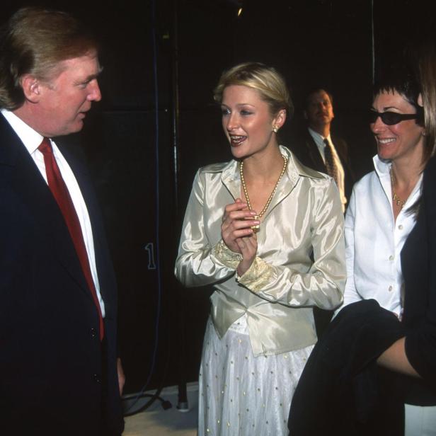 Paris Hilton unterhält sich auf einer Party mit Donald Trump.