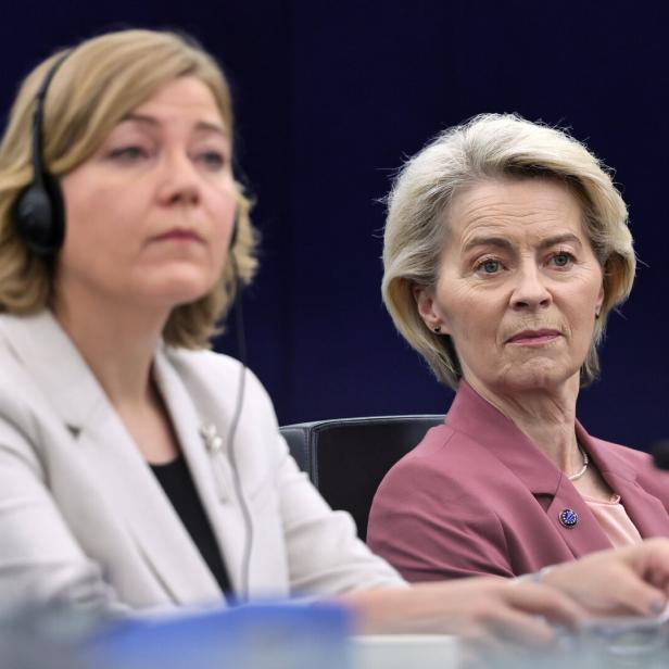 Zwei Frauen, eine mit Kopfhörer