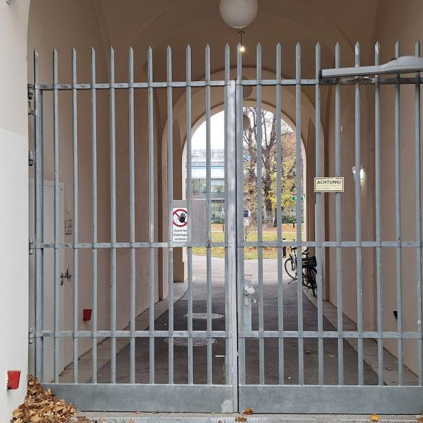 Kein Zugang mehr:  Das Tor  beim Narrenturm ist gesperrt.