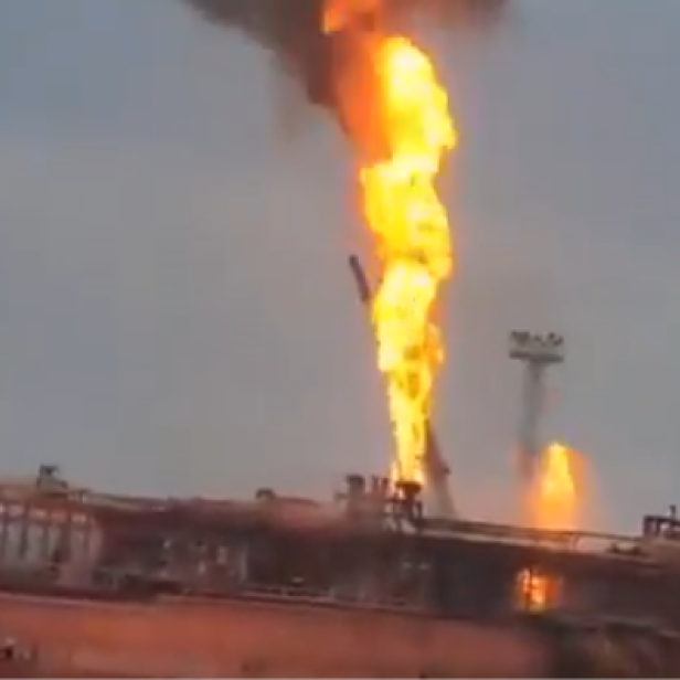 Ein Tanker in Brand.