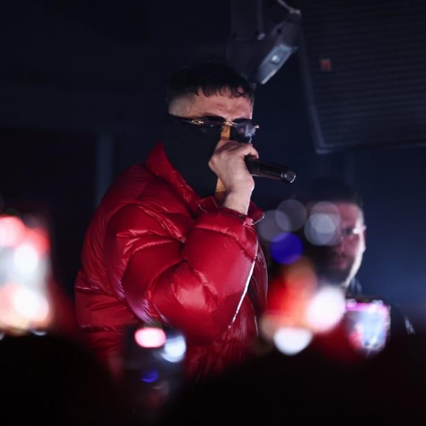 Rapper Haftbefehl bei seinem Auftritt in Gießen.