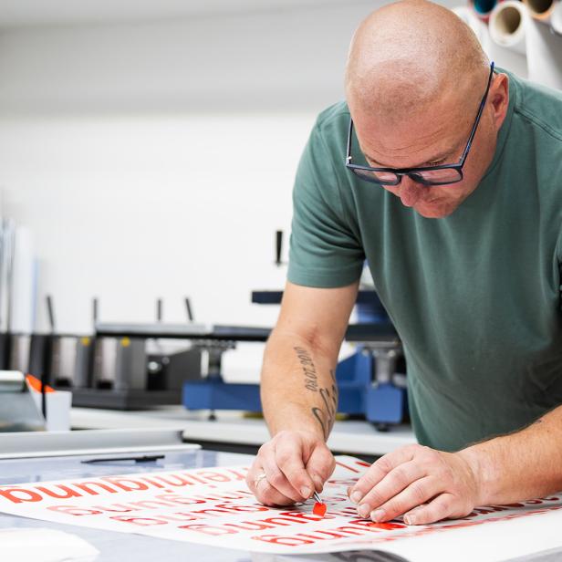 AFoliendesign & Werbetechnik: Individuelle Aufkleber für effektives Marketing und starke Werbewirkung.