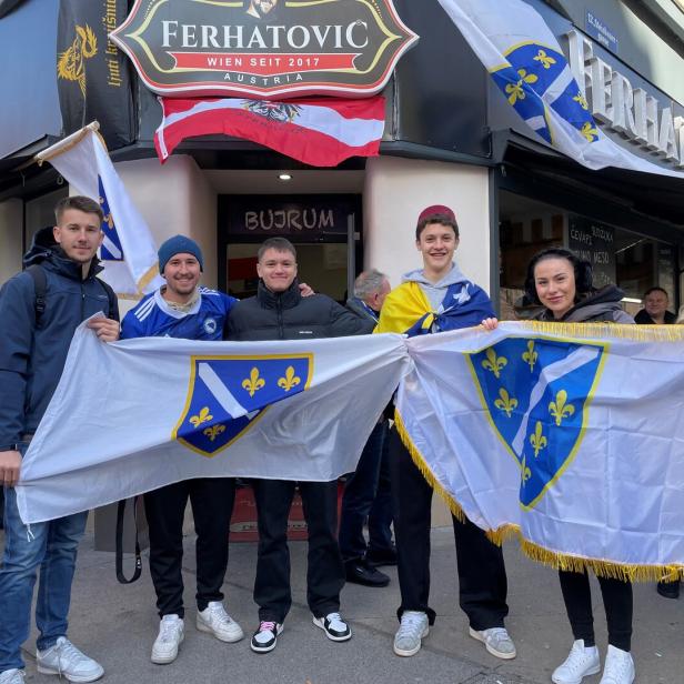 Bosnische Fußballfans vor einem Restaurant in Wien-Meidling