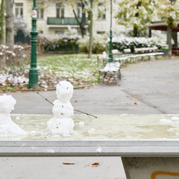 Kleine Schneemänner auf Tischtennis-Tisch