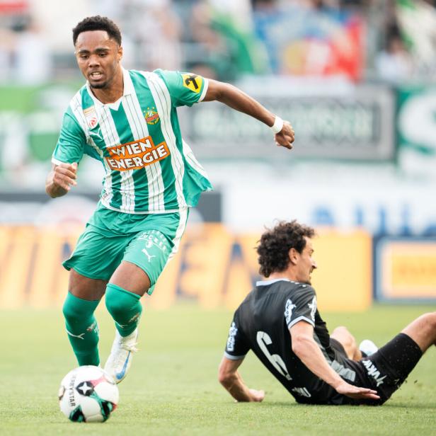 Der Rapidler Nosa Dahl führt den Ball.