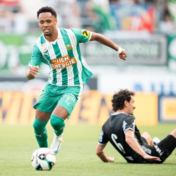 Der Rapidler Nosa Dahl führt den Ball.