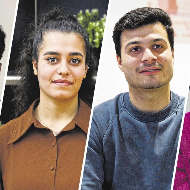 Vier junge Geflüchtete unterschiedlicher Herkunft schauen freundlich in die Kamera.