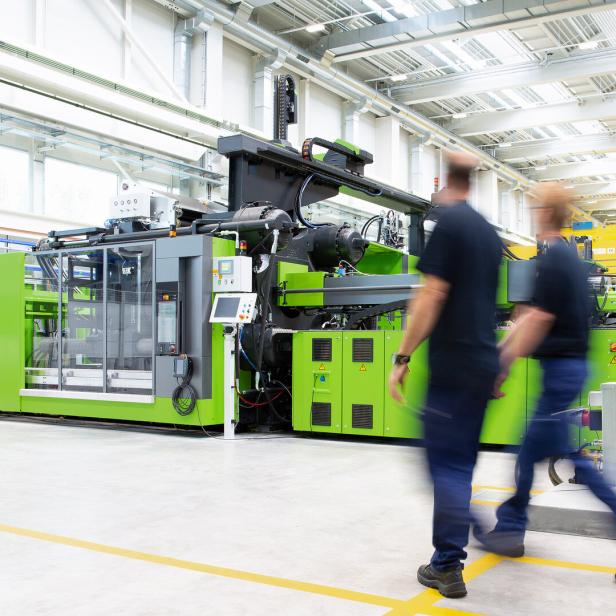 Zwei Männer in einer Produktionshalle