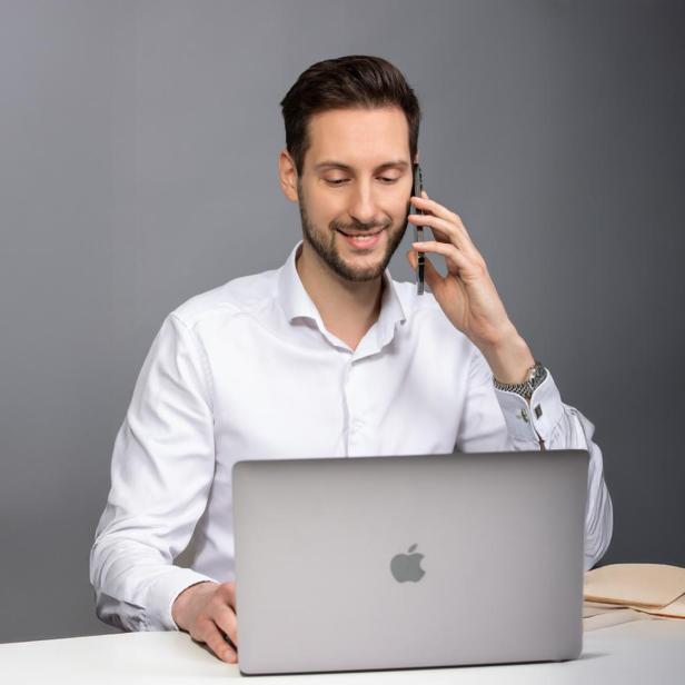 Mann im Hemd mit Laptop 