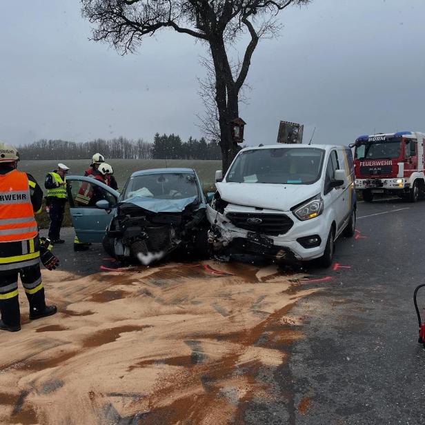 Frontalcrash aus Kreuzung 