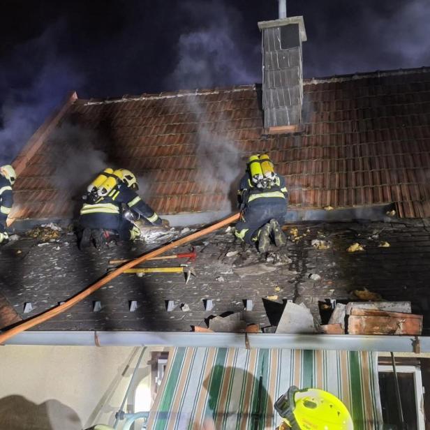 FF Enzesfeld bei Brandeinsatz auf Dach eines Gebäudes