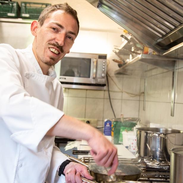 Koch Florian Simmer steht am Herd auf der Rettenbachalm.