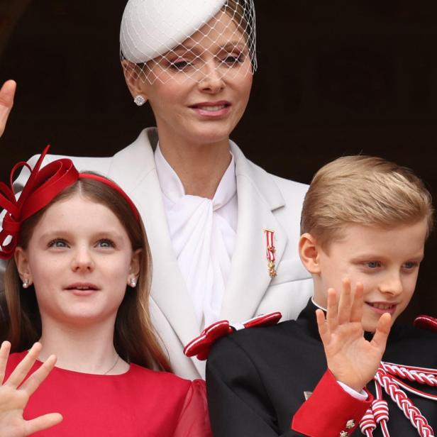 Charlène von Monaco winkt mit ihren Kindern, Gabriella und Jacques, vom Balkon.