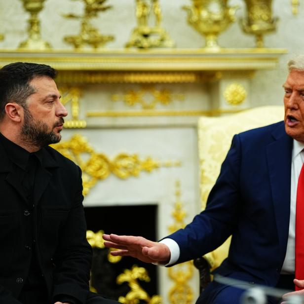 Donald Trump gestikuliert im Gespräch mit Wolodymyr Selenskyj.