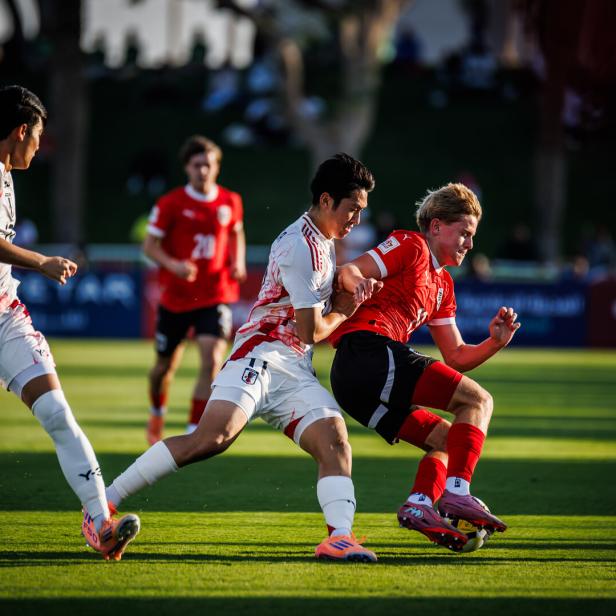 Ein österreichischer U17-Spieler führt im Spiel gegen Japan den Ball.
