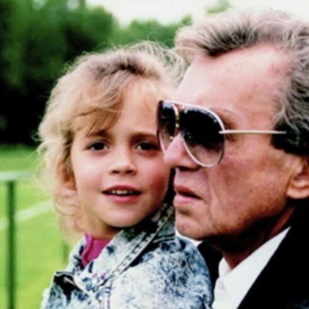 Ernst Happel mit Enkerl Christina.