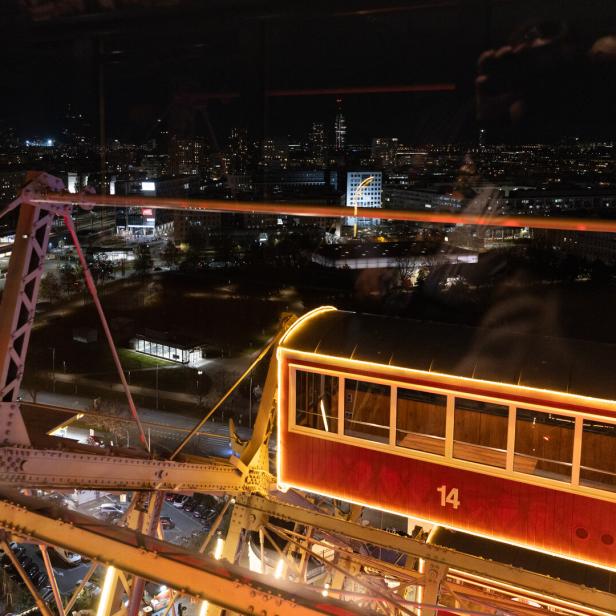 Ein Riesenrad-Waggon, der mit LED-Lichtern umrandet ist.