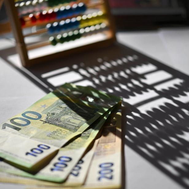 ++ THEMENBILD ++ GELD / GELDSCHEINE / MÜNZEN / EURO / FINANZEN / FINANZIEREN / SPAREN / AUSGEBEN / SCHULDEN / BUDGET / HAUSHALTSBUDGET