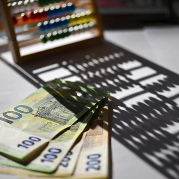 ++ THEMENBILD ++ GELD / GELDSCHEINE / MÜNZEN / EURO / FINANZEN / FINANZIEREN / SPAREN / AUSGEBEN / SCHULDEN / BUDGET / HAUSHALTSBUDGET