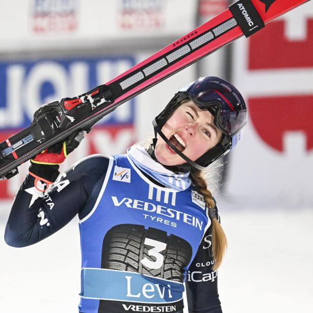 Mikaela Shiffrin jubelt über ihren Sieg in Levi.