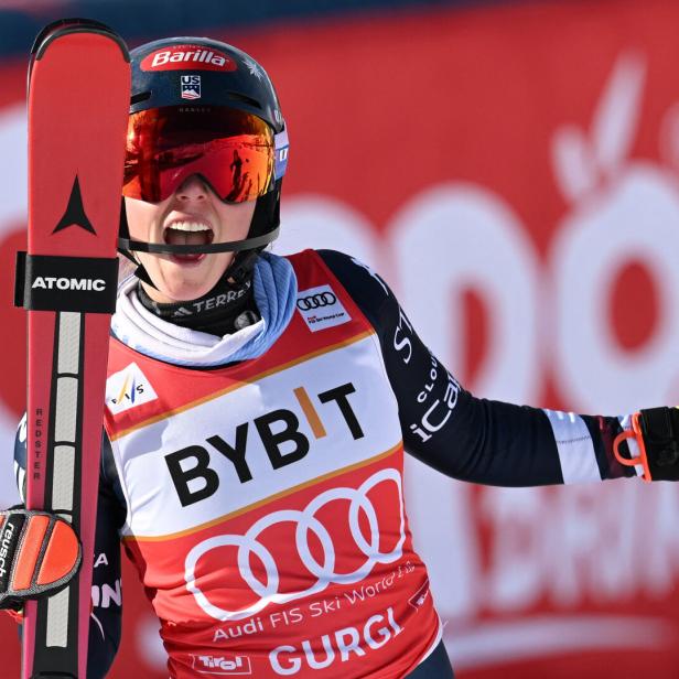 Mikaela Shiffrin jubelt über ihren Sieg in Hochgurgl.