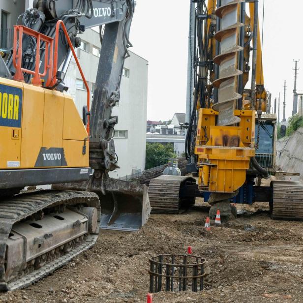 Bagger als Symbolbild für die Bauarbeiten. 