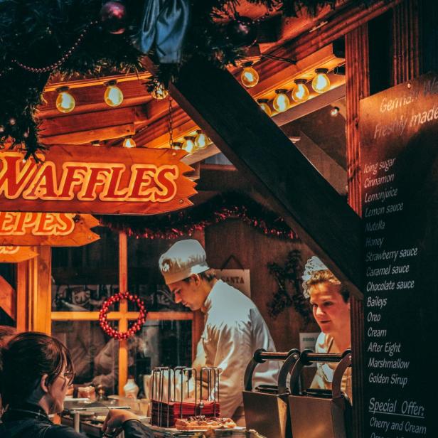 Weihnachtlicher Stand auf einem Weihnachtsmarkt