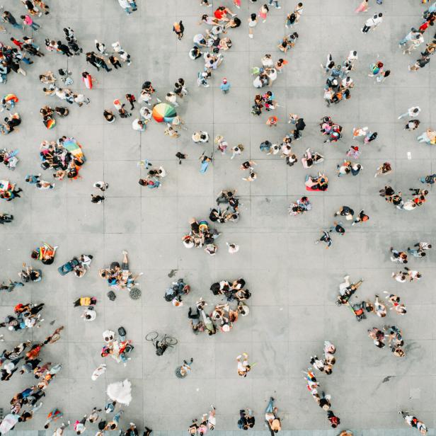 Menschen von oben in unterschiedlichen Gruppen