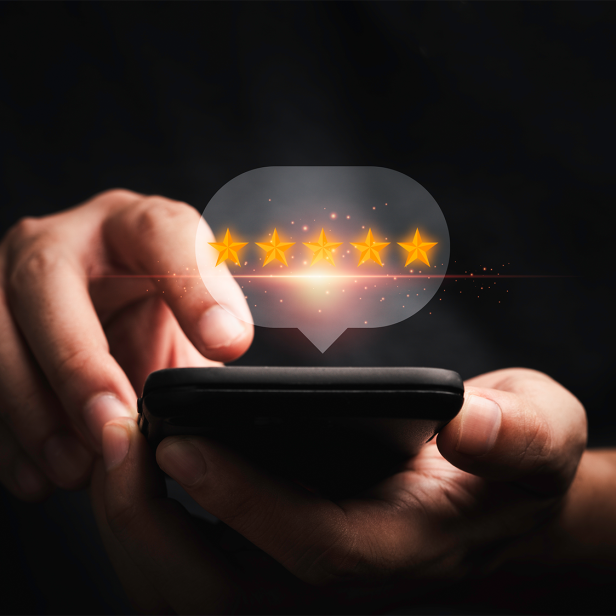 Raitify: KI-Tool für automatisiertes Bewertungsmanagement in Gastronomie und Hotellerie // Ein Finger klickt auf ein Handydisplay und es poppen 5 Sterne auf. 