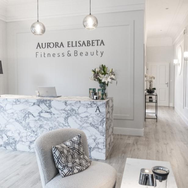 Edel designter Eingangsbereich eines Schönheitssalons.