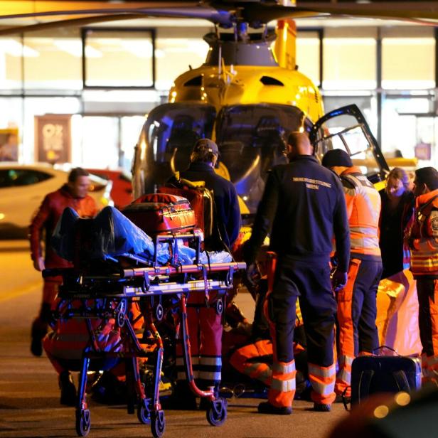 Einsatzkräften bringen eine Schwerverletzte in einen Rettungshubschrauber.ne Verletzte 