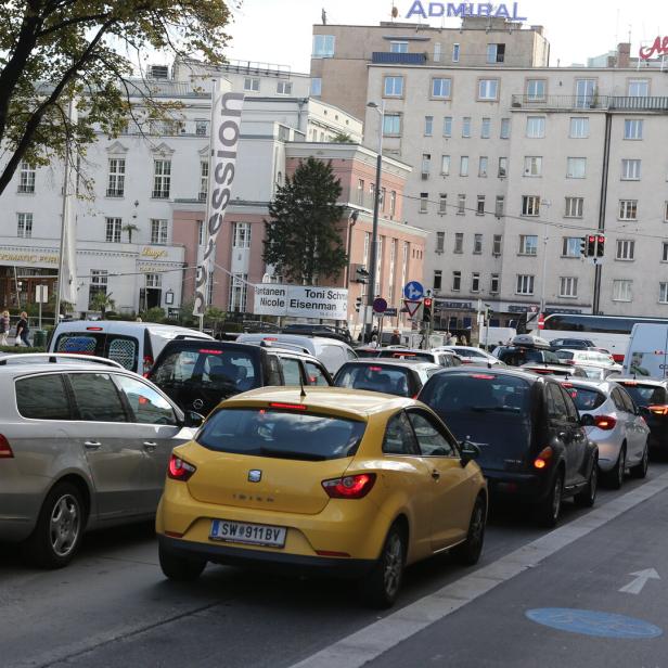 Autos stehen auf Straße