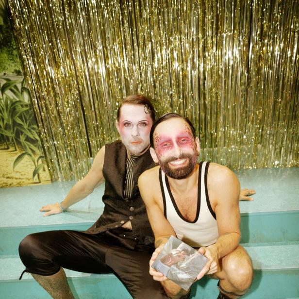 Zwei geschminkte Personen auf der Bühne