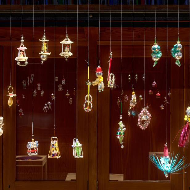 Kreativer Christbaumschmuck hängt im Wiener MAK an Faden: Figuren, Häuser, Instrumente
